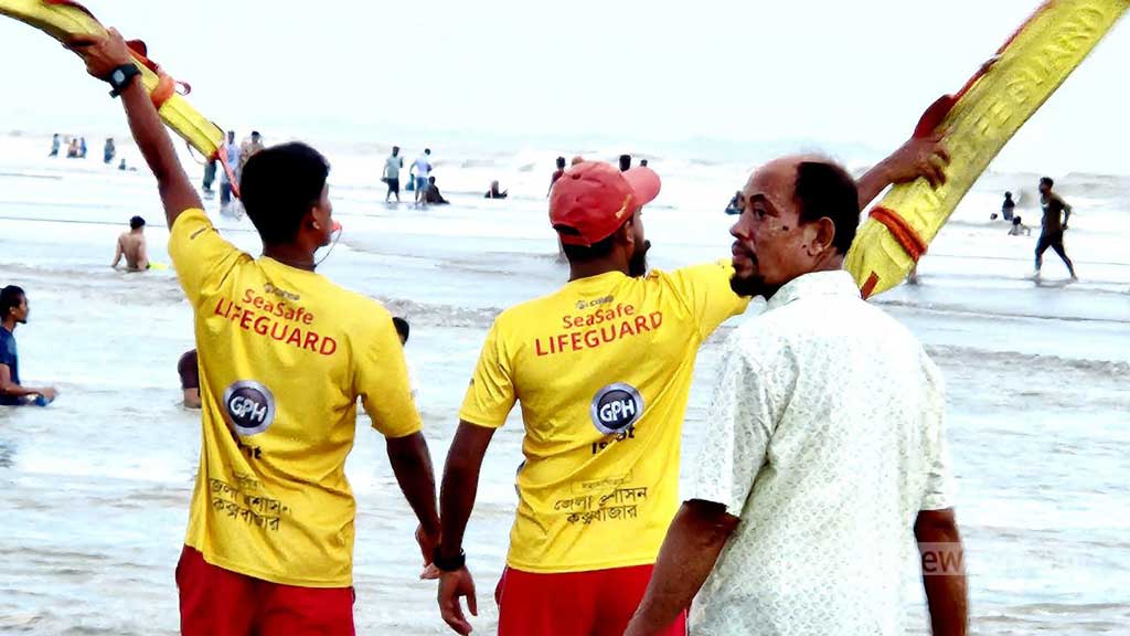 অর্থসংকটে বন্ধ হচ্ছে কক্সবাজার সৈকতের লাইফগার্ড সেবা, বাড়বে মৃত্যুঝুঁকি
