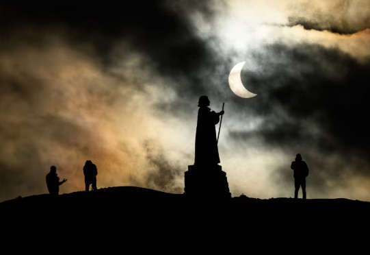 এই সপ্তাহান্তে দুই মহাজাগতিক দৃষ্টিনন্দন ঘটনা: অংশীদার সূর্যগ্রহণ ও শনির প্রদর্শনী