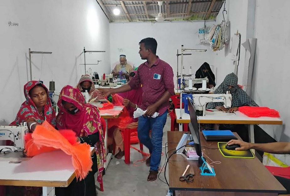 উপকূলে আশার আলো: ডাক্তার হুমায়ুনের মিনি গার্মেন্টস ৪০০ শ্রমিকের স্বপ্ন!