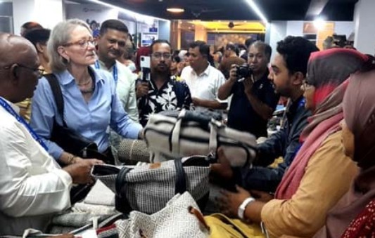 টাঙ্গাইলের কুটিরশিল্পের মায়াময় জগতে বিদেশিনীদের আগমন: এক অমর আবেগের উৎসবের বিদায়