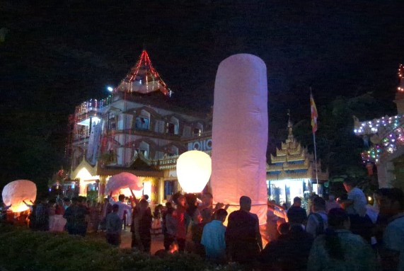 বান্দরবানে ফানুসের আলোয় উজ্জ্বল প্রবারণা উৎসব