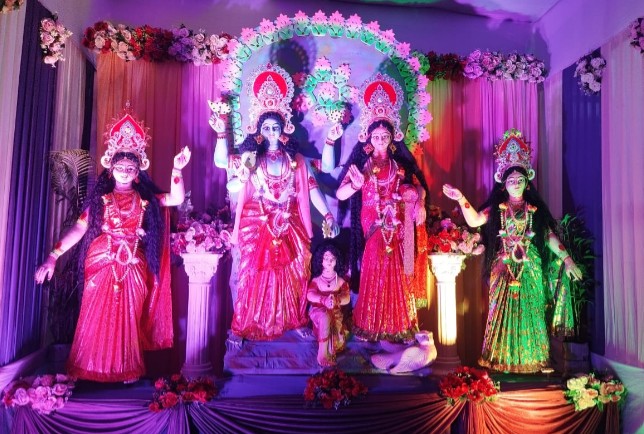 সমৃদ্ধির দেবীর আশীর্বাদে ভরে উঠল বাঙালি হৃদয়!