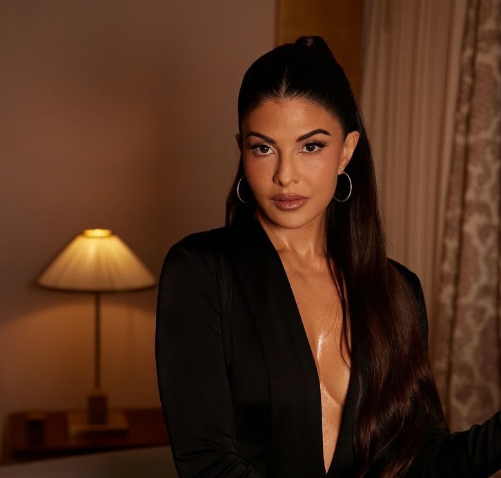 অল ব্ল্যাক বোল্ড লুকে প্যারিস ফ্যাশন উইক মাতালেন জ্যাকুলিন ফার্নান্দেজ