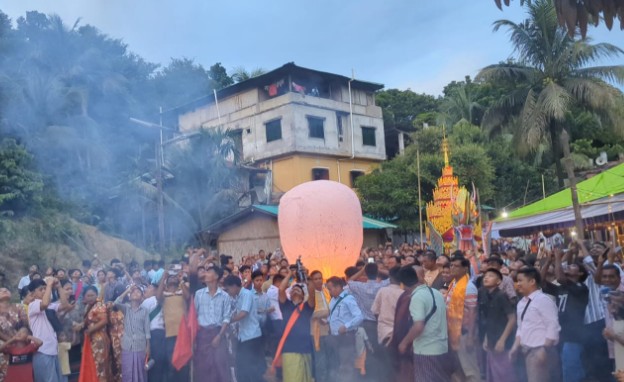রুমার পাহাড়ে প্রবরণার রঙিন ঢেউ: ফানুসের আলোয় রথের বিদায়
