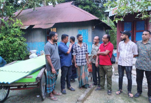 অসহায়দের ঘরে আশার ছাদ: চৌদ্দগ্রামে টিনের উষ্ণ স্পর্শ