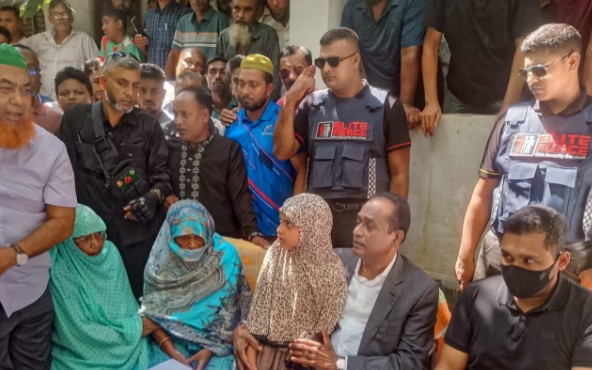 সাংবাদিক হায়াতের কবরে অশ্রুর বিন্দু: সহায়তার হাত বাড়িয়ে দিলেন সাবেক এমপি সেলিম