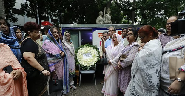 কেন্দ্রীয় শহীদ মিনারে সৈয়দ মনজুরুল ইসলামের মরদেহ 
