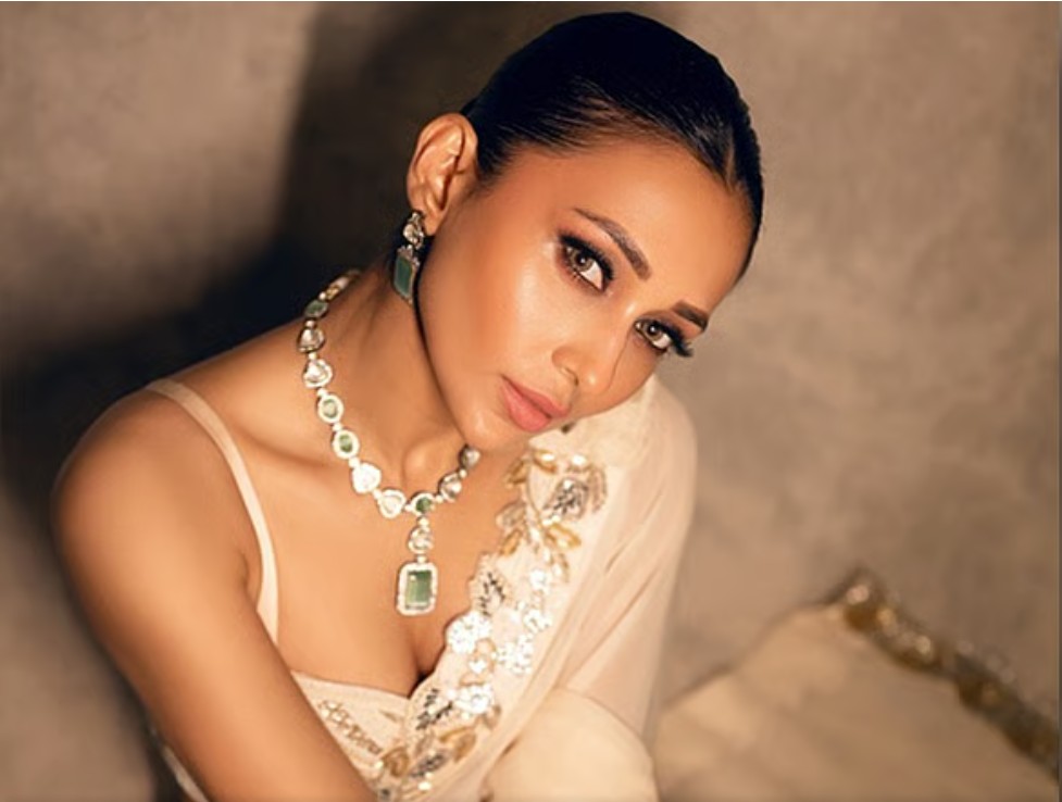 শাড়ির সাজে উত্তাপ ছড়ালেন মিমি চক্রবর্তী