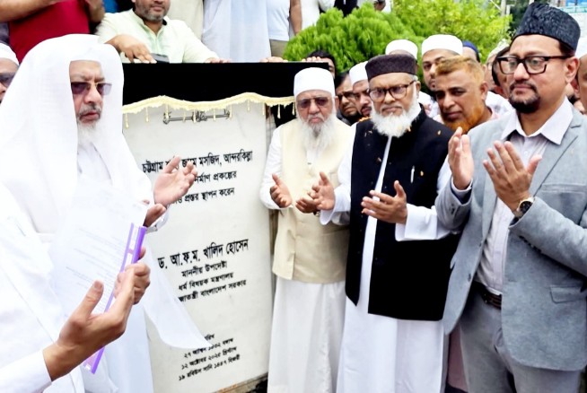 চট্টগ্রামে আন্দরকিল্লা শাহী জামে মসজিদ সংস্কার ও পুনঃনির্মাণ কাজ উদ্বোধন করলেন ধর্ম উপদেষ্টা