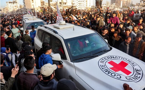 হামাসের ৭ বন্দী রেড ক্রসের কাছে হস্তান্তর, অবশিষ্ট বন্দী মুক্তির জন্য প্রস্তুতি