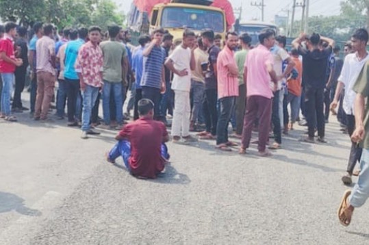 বকেয়া বেতনের আগুনে মহাসড়ক অবরোধ