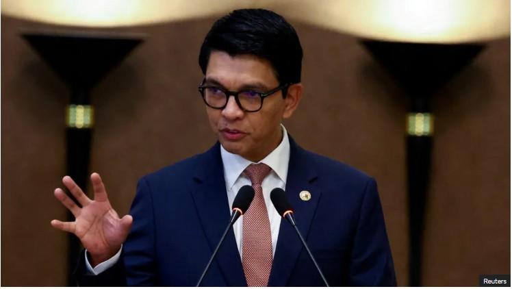 “মাদাগাস্কারে সেনা অভ্যুত্থানের আশঙ্কা: নিরাপদ আশ্রয়ে প্রেসিডেন্ট রাজোয়েলিনা”