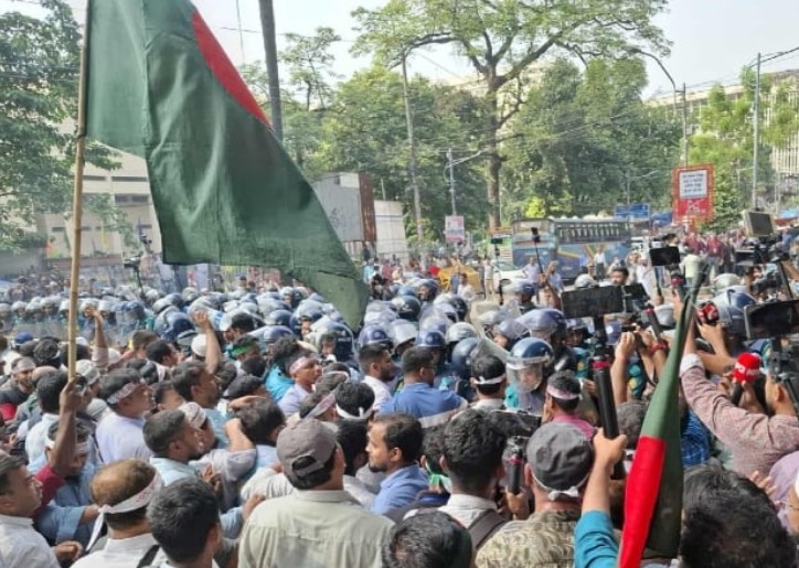 পুলিশের বাধা ঠেলে শাহবাগ অবরোধ শিক্ষকদের, স্থবির রাজধানীর যান চলাচল