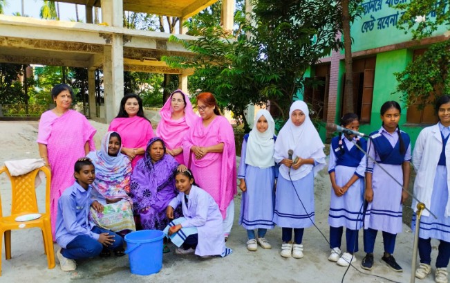 বিশ্ব হাত ধোয়া দিবসে মায়ের পা ধুইয়ে সন্তানদের ভালোবাসার জয়
