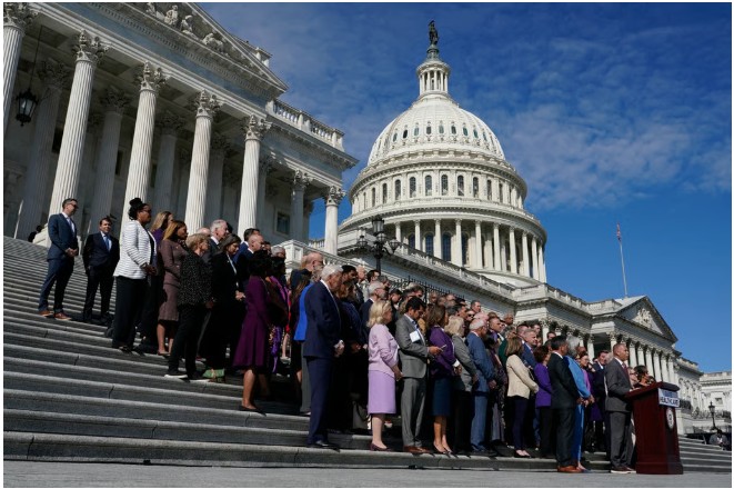 ট্রাম্প প্রশাসনকে সরকারি কর্মী ছাঁটাই পরিকল্পনা স্থগিতের নির্দেশ
