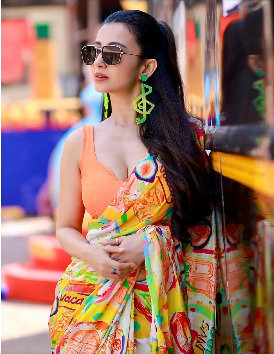 পপ-আর্ট শাড়িতে মনামীর রঙিন ঝলক