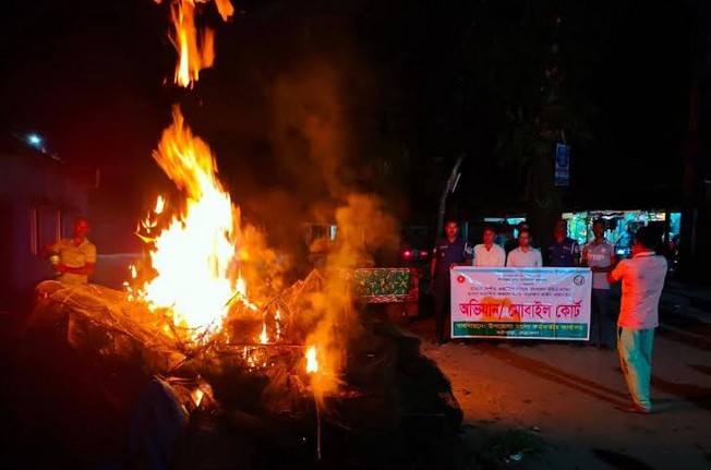 নেত্রকোণায় এক লাখ টাকার অবৈধ চায়না দুয়ারী ও মশারি জাল আগুনে পুড়িয়েছে প্রশাসন