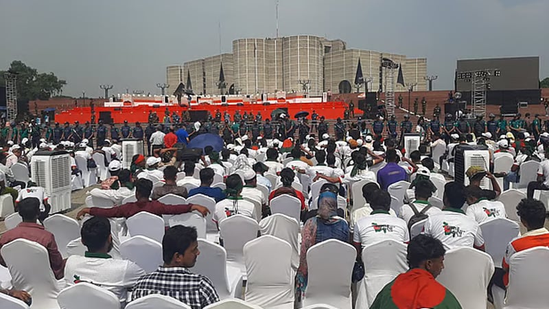 ২ দাবিতে ‘জুলাই শহীদ-আহত’ পরিবারের মঞ্চে অবস্থান, নানান জটিলতায় স্বাক্ষর অনুষ্ঠান