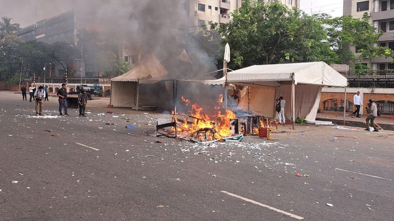জাতীয় সংসদ দক্ষিণ প্লাজায় ‘জুলাই যোদ্ধা’ ও পুলিশের সংঘর্ষ, উত্তপ্ত মানিক মিয়া এভিনিউ
