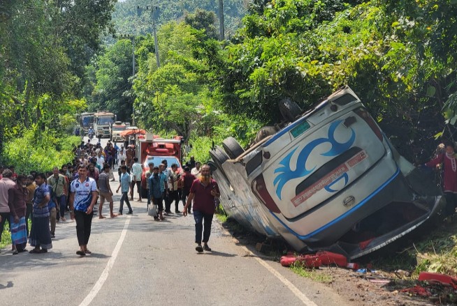 মাটিরাঙ্গায় বাস উল্টে প্রাণ গেল ২ জনের