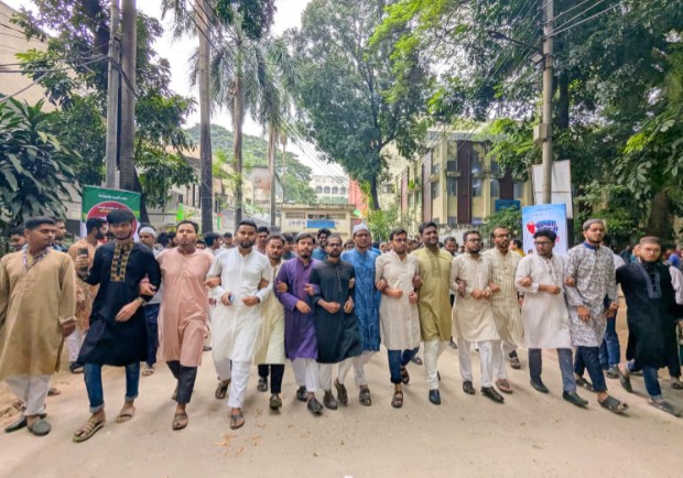 মাদ্রাসা ছাত্রী ধর্ষনের প্রতিবাদে জবিতে বিক্ষোভ 