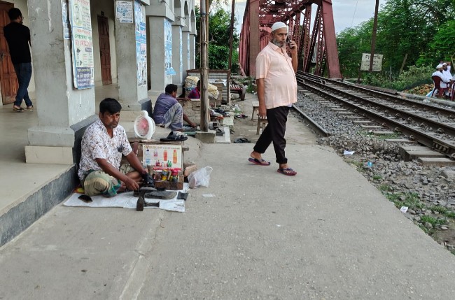 মুচির বাক্সে বন্দি জীবনের নীরব কান্না