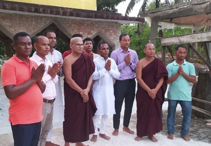 রাউজানের গহিরায় বৌদ্ধ ভক্তি কঠিন চীবর দানে পূণ্যের আলোয় উদ্ভাসিত বিহার