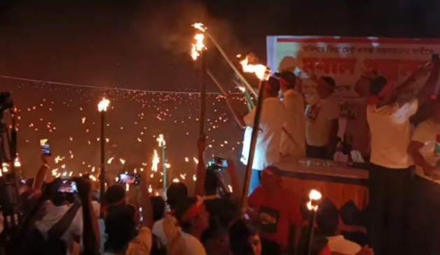 তিস্তার তীরে মশালের আলোয় জ্বলে উঠল প্রতিবাদের আগুন