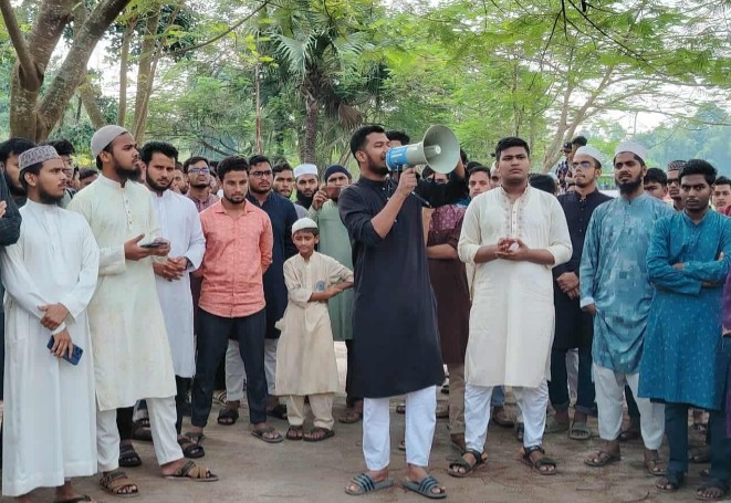 কুবিতে মাদ্রাসা ছাত্রী ধর্ষণের বিরুদ্ধে বিক্ষোভে ফাঁসি দাবি