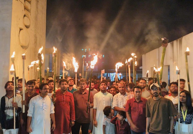 কুবিতে মশালের আলোয় জ্বলে উঠল তিস্তার দাবি