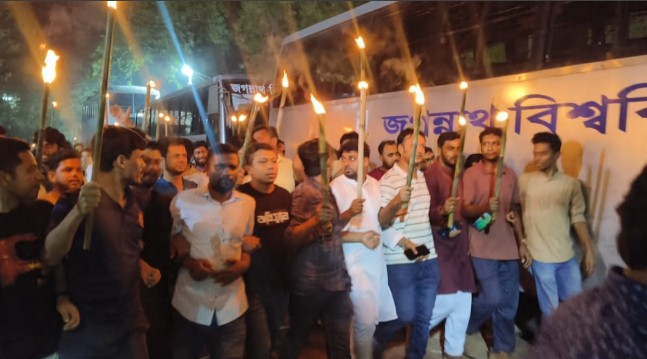 জবিতে শিক্ষার্থীদের ‘তিস্তা বাঁচাও, মানুষ বাঁচাও’ মিছিল