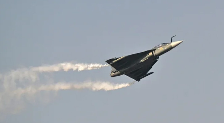 দুবাই এয়ারশোতে ভারতীয় যুদ্ধবিমান বিধ্বস্ত, পাইলট নিহত