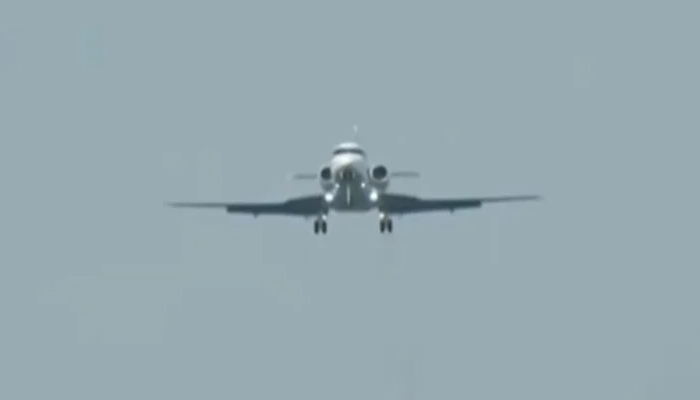 হাদিকে নিয়ে সিঙ্গাপুরের পথে এয়ার অ্যাম্বুলেন্স