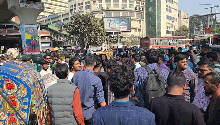 স্বরাষ্ট্র উপদেষ্টার পদত্যাগের দাবিতে শাহবাগ ব্লকেড