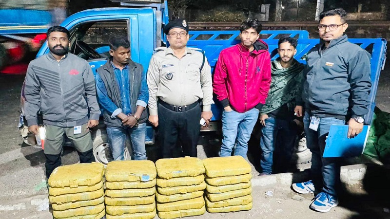 গাজীপুরে ৪৮ কেজি গাঁজাসহ পিকআপ জব্দ, পেশাদার মাদক কারবারি গ্রেপ্তার