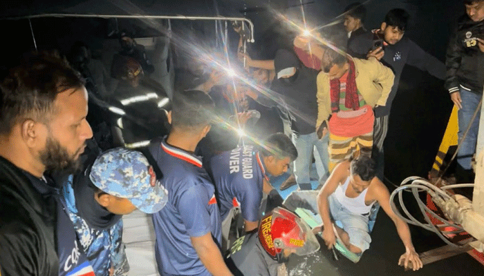 ফেরি থেকে ট্রাকসহ ৫ যান ধলেশ্বরী নদীতে, ৩ জনের মৃত্যু