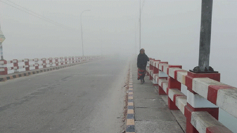 ঠাণ্ডা বাতাস-ঘন কুয়াশায় স্থবির কুড়িগ্রামের জনজীবন