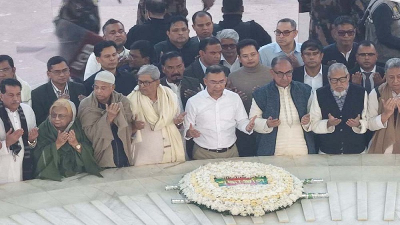 বাবার কবর জিয়ারত করলেন তারেক রহমান