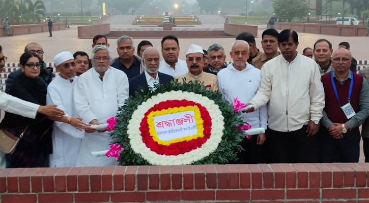 সূর্যাস্তের আগে পৌঁছাতে না পারায় স্মৃতিসৌধে তারেক রহমানের পক্ষে শ্রদ্ধা নিবেদন
