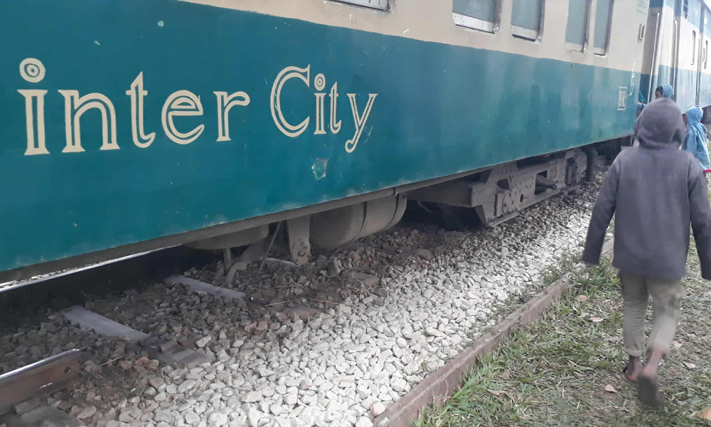 গফরগাঁওয়ে রেললাইন খুলে ফেলেছে দুর্বৃত্তরা, ট্রেন লাইনচ্যুত