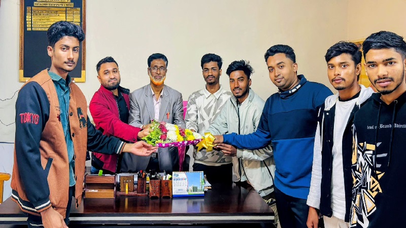 নতুন অধ্যক্ষকে কলেজ ছাত্রদলের ফুলেল শুভেচছা