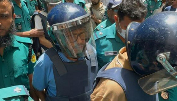 আদালত প্রাঙ্গণে পলককে ডিম নিক্ষেপ ইনকিলাব মঞ্চের