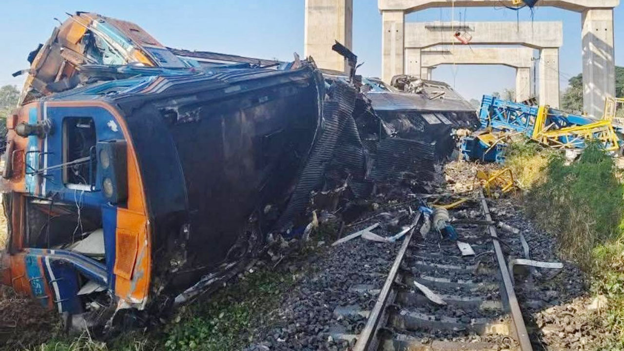 থাইল্যান্ডে ট্রেনের ওপর ক্রেন পড়ে কমপক্ষে ২২ জন নিহত