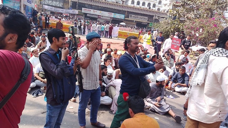 ইন্টারকন্টিনেন্টাল সংলগ্ন সড়কে ইনকিলাব মঞ্চ