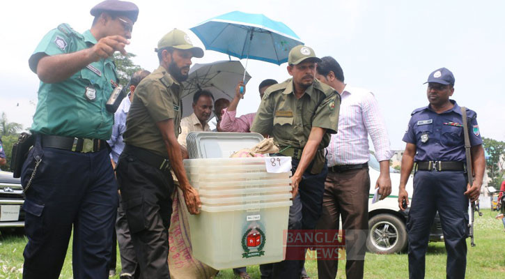 কেন্দ্রে কেন্দ্রে যাচ্ছে ব্যালটসহ ভোটের উপকরণ