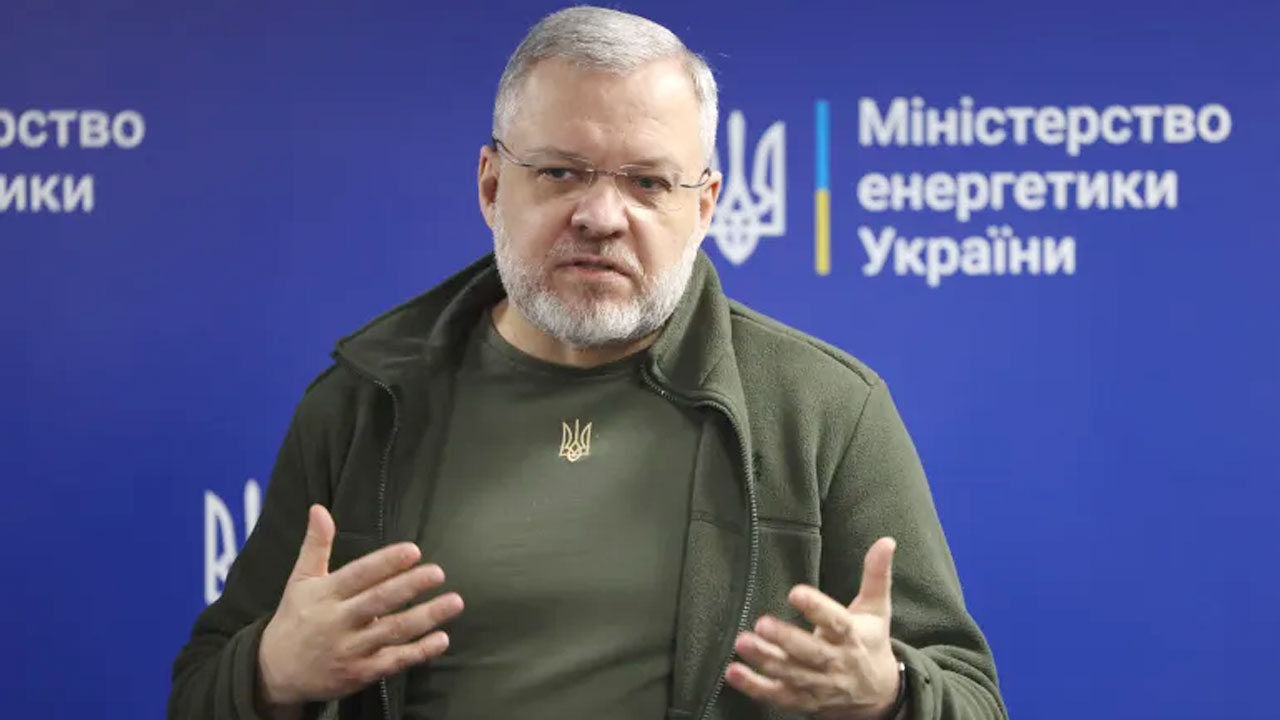 দেশ ছেড়ে পালানোর সময় ইউক্রেনের জ্বালানিমন্ত্রী গ্রেপ্তার