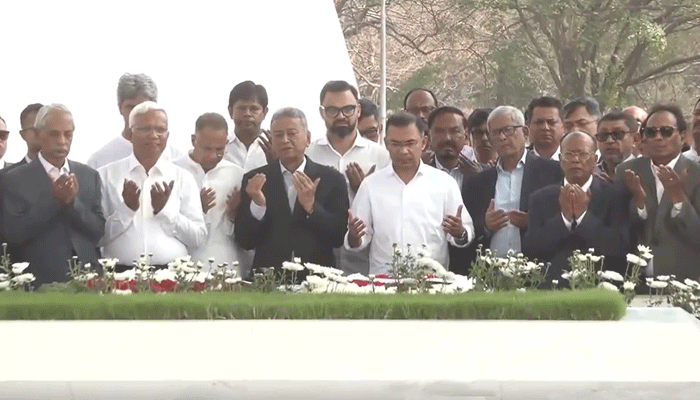 জিয়াউর রহমান ও খালেদা জিয়ার সমাধিতে প্রধানমন্ত্রীর শ্রদ্ধা