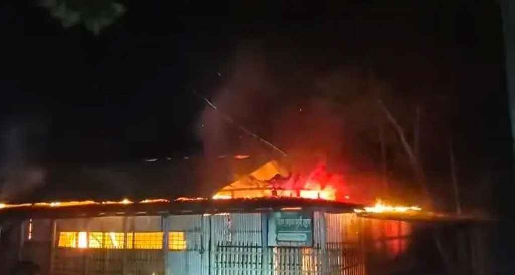 গভীর রাতে মসজিদে আগুন