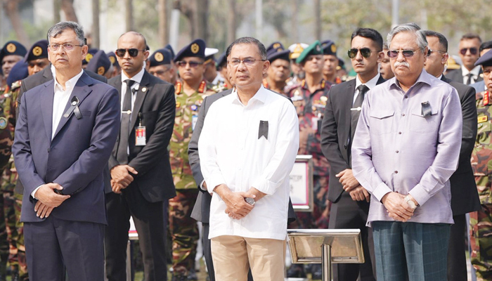 পিলখানা হত্যাকাণ্ডে শহীদদের কবরে রাষ্ট্রপতি ও প্রধানমন্ত্রীর শ্রদ্ধা