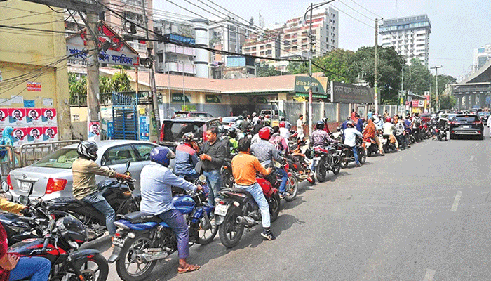 জ্বালানি তেলের দাম বাড়ার আতঙ্কে পাম্পে ভিড়